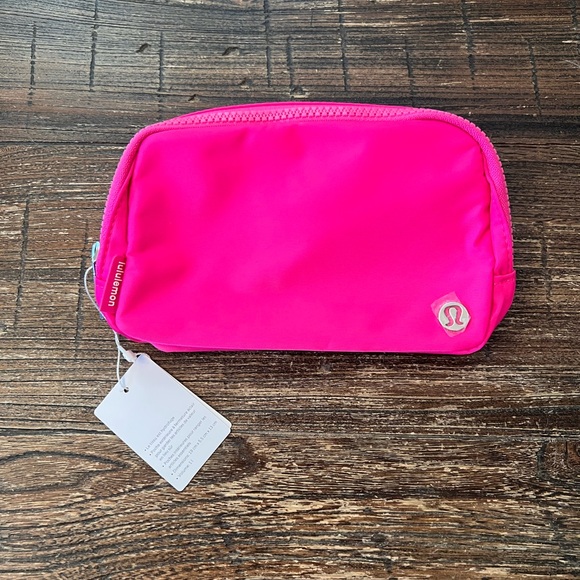 Lululemon Athletica Everywhere Belt Bag 1L - Sonic Pink NWT - Picture 4 of 7